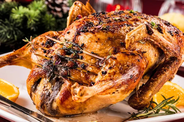 Weihnachtlicher Entenbraten Auf Festlichem Tisch — Stockfoto