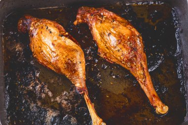 Noel kızarmış ördeği, bayram masasında servis edilir.