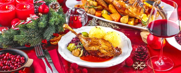 Weihnachtlicher Entenbraten Auf Festlichem Tisch — Stockfoto