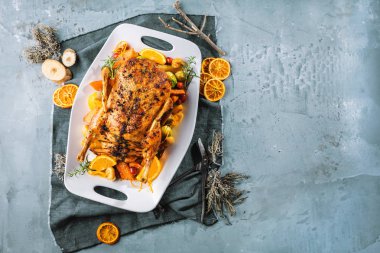 Noel kızarmış ördeği, bayram masasında servis edilir.