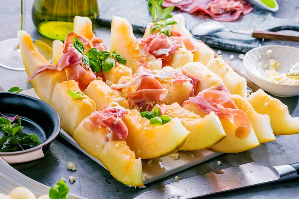 Concepto Comida Italiana Con Melón Jamón Enfoque Selectivo —  Fotos de Stock