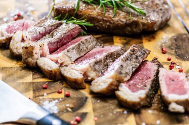 Orta nadir ızgara sığır eti biftek antrikot rustik kesme tahtası üzerinde