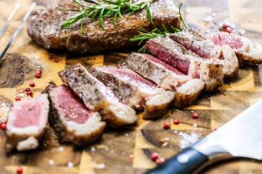 Orta nadir ızgara sığır eti biftek antrikot rustik kesme tahtası üzerinde