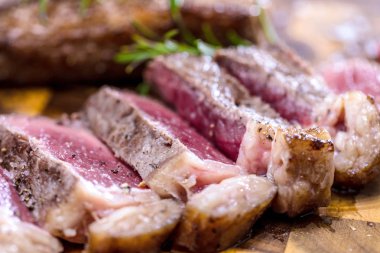 Orta nadir ızgara sığır eti biftek antrikot rustik kesme tahtası üzerinde