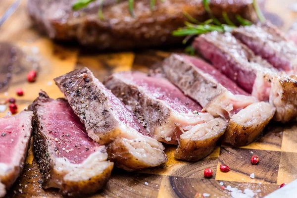 Střední Vzácné Grilovaný Hovězí Ribeye Steak Rustikální Prkénko — Stock fotografie