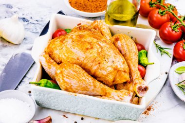 Ham mini tavuk eski metal yüzey üzerine deniz tuzu ve farklı baharatlar ile ahşap kesme tahtası