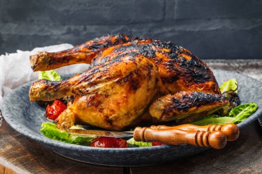 Ham mini tavuk eski metal yüzey üzerine deniz tuzu ve farklı baharatlar ile ahşap kesme tahtası