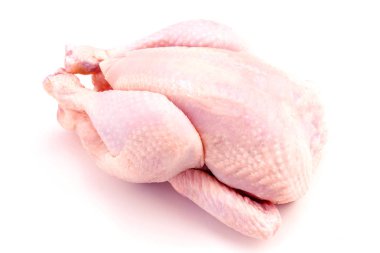 Ham mini tavuk eski metal yüzey üzerine deniz tuzu ve farklı baharatlar ile ahşap kesme tahtası