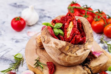 Otlar ve deniz tuzu ile güneş kurutulmuş domates 