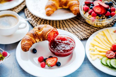 Kahve, portakal suyu, kruvasan, tahıl ve meyve ile kahvaltı. Dengeli beslenme.