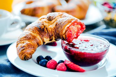 Kahve, portakal suyu, kruvasan, tahıl ve meyve ile kahvaltı. Dengeli beslenme.