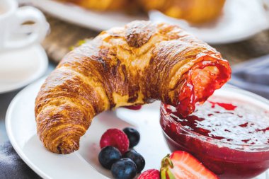 Kahve, portakal suyu, kruvasan, tahıl ve meyve ile kahvaltı. Dengeli beslenme.