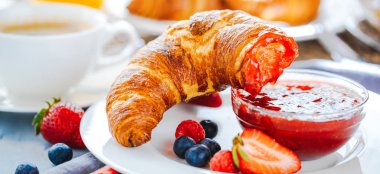 Kahve, portakal suyu, kruvasan, tahıl ve meyve ile kahvaltı. Dengeli beslenme.