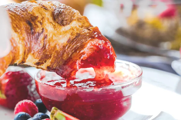 Café Manhã Servido Com Café Suco Laranja Croissants Cereais Frutas — Fotografia de Stock