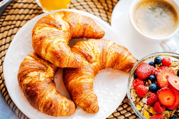 Reggelit Kávé Narancslé Croissant Gabonafélék Gyümölcsök Kiegyensúlyozott Étrend — Stock Fotó