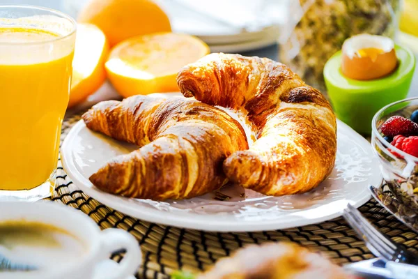 Reggelit Kávé Narancslé Croissant Gabonafélék Gyümölcsök Kiegyensúlyozott Étrend — Stock Fotó