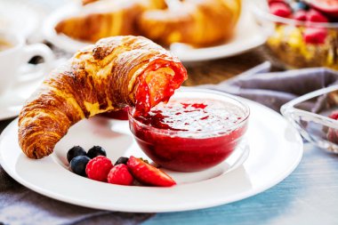 Kahve, portakal suyu, kruvasan, tahıl ve meyve ile kahvaltı. Dengeli beslenme.