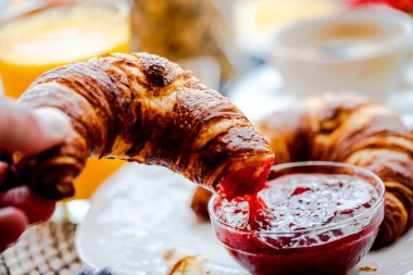 Kahve, portakal suyu, kruvasan, tahıl ve meyve ile kahvaltı. Dengeli beslenme.