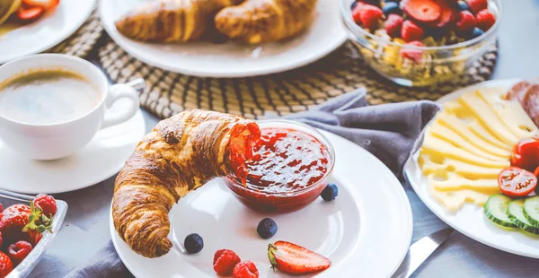 Ontbijt Met Koffie Sinaasappelsap Croissants Ontbijtgranen Fruit Evenwichtige Voeding — Stockfoto