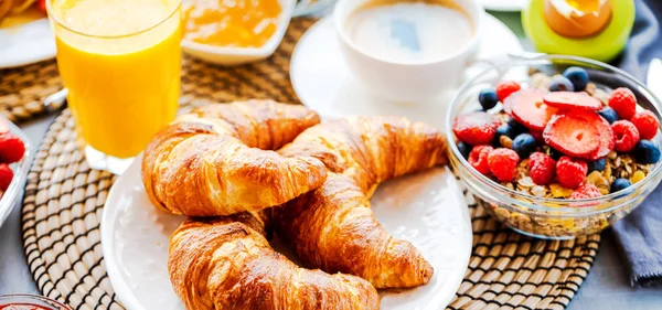 Ontbijt Met Koffie Sinaasappelsap Croissants Ontbijtgranen Fruit Evenwichtige Voeding — Stockfoto