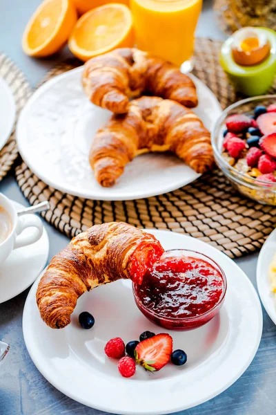 Ontbijt Met Koffie Sinaasappelsap Croissants Ontbijtgranen Fruit Evenwichtige Voeding — Stockfoto