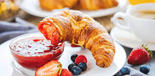 Reggelit Kávé Narancslé Croissant Gabonafélék Gyümölcsök Kiegyensúlyozott Étrend — Stock Fotó