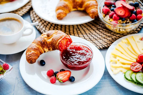 Reggelit Kávé Narancslé Croissant Gabonafélék Gyümölcsök Kiegyensúlyozott Étrend — Stock Fotó