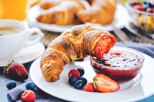 Πρωινό Καφέ Χυμό Πορτοκάλι Κρουασάν Δημητριακά Και Φρούτα Ισορροπημένη Διατροφή — Φωτογραφία Αρχείου