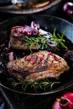 Dilimlenmiş kızarmış ördek Close-up göğüs fileto pişmiş havuç ile