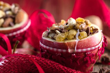 Meyve tatlı kırmızı elma granola ile doldurulmuş fırında