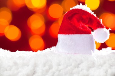 Noel arka plan ile Noel top, Hediyelik, kırmızı şapka ve ahşap arka plan üzerinde kar / Noel arka plan