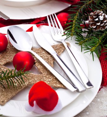 Süslemeleri ile güzel Noel tablo ayarı