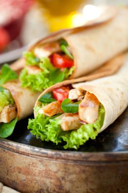 Tavuk fajita şal sandviç