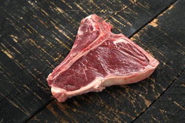  T-Bone biftek görmüş baharat ve taze otlar ile ahşap bir gemide görev yaptı.