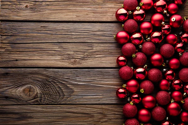 Weihnachten Hintergrund Mit Weihnachtskugel Geschenk Rotem Hut Und Schnee Auf — Stockfoto