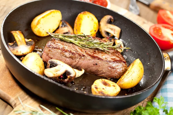 Grilled Black Angus Steak Striploin Frying Cast Iron Grill Pan — Stock Photo, Image
