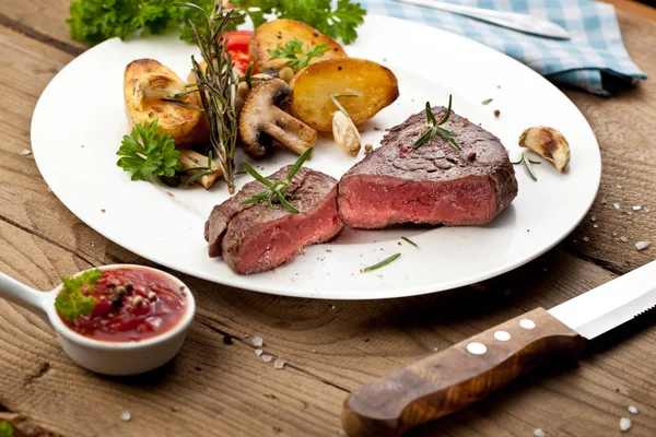 Pohled Lahodné Grilovaný Hovězí Steak Pečenými Bramborami Čerstvým Zeleným Bylinkovým — Stock fotografie