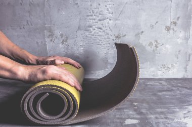 Erkekler el yoga mat haddeleme resim kırpılmış