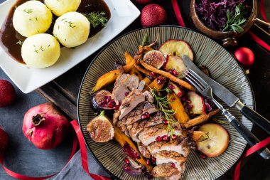 Dilimlenmiş kızarmış ördek Close-up göğüs fileto pişmiş havuç ile