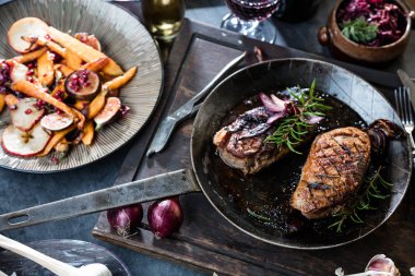 Dilimlenmiş kızarmış ördek Close-up göğüs fileto pişmiş havuç ile