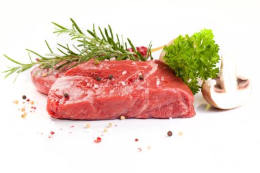 Beyaz arka plan üzerinde izole baharatlar ile sığır eti biftek