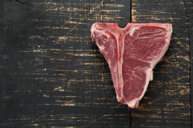  T-Bone biftek görmüş baharat ve taze otlar ile ahşap bir gemide görev yaptı.