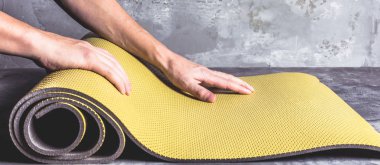 Erkekler el yoga mat haddeleme resim kırpılmış
