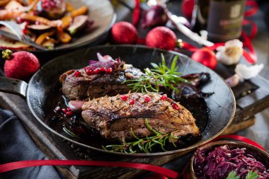 Dilimlenmiş kızarmış ördek Close-up göğüs fileto pişmiş havuç ile