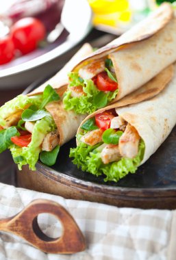 Tavuk fajita şal sandviç