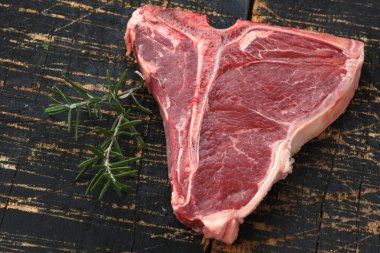  T-Bone biftek görmüş baharat ve taze otlar ile ahşap bir gemide görev yaptı.
