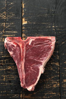  T-Bone biftek görmüş baharat ve taze otlar ile ahşap bir gemide görev yaptı.