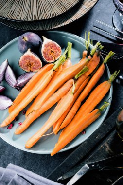 Taze otlar, Şükran veya Noel için geleneksel garnitür ile kavrulmuş havuç