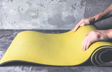 Erkekler el yoga mat haddeleme resim kırpılmış