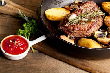 Izgara siyah Angus biftek kızartma ahşap arka plan üzerinde dökme demir ızgara tava üzerinde Striploin